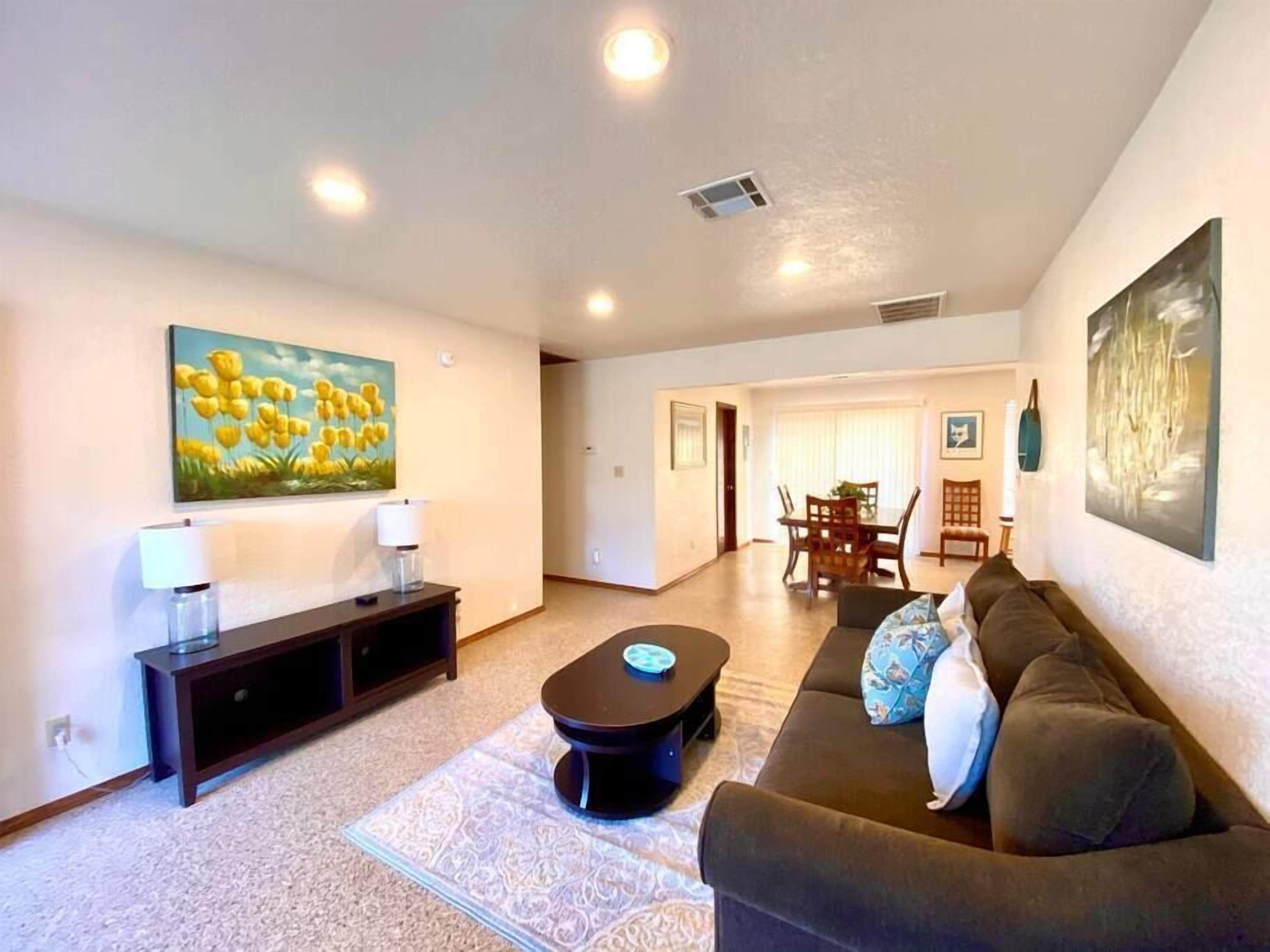 [NE 5th B] Private Bedroom Suite shared Communal HousA-OUHS, 2 blocks from the OUHSC Medical complex