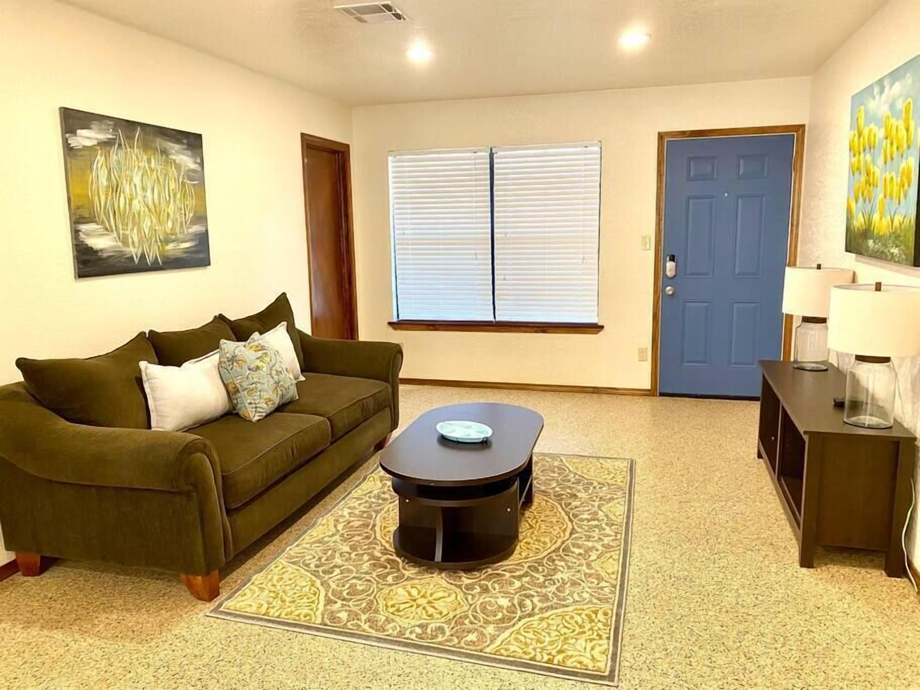 [NE 5th B] Private Bedroom Suite shared Communal HousA-OUHS, 2 blocks from the OUHSC Medical complex