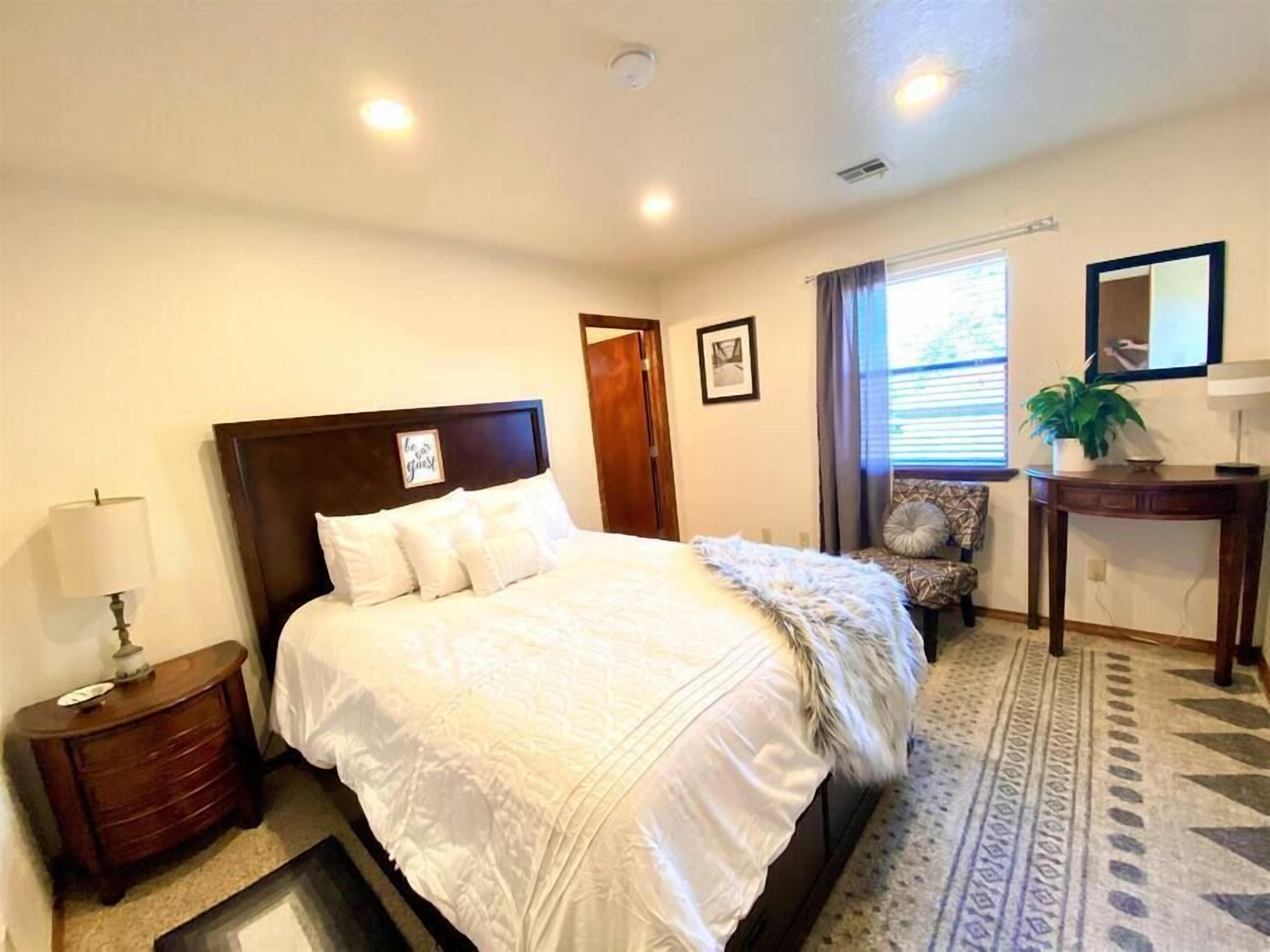 [NE 5th B] Private Bedroom Suite shared Communal HousA-OUHS, 2 blocks from the OUHSC Medical complex