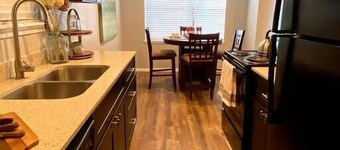 [SU 922-2] Graciela's Campus-close 2 bedroom luxury, Evie's campus