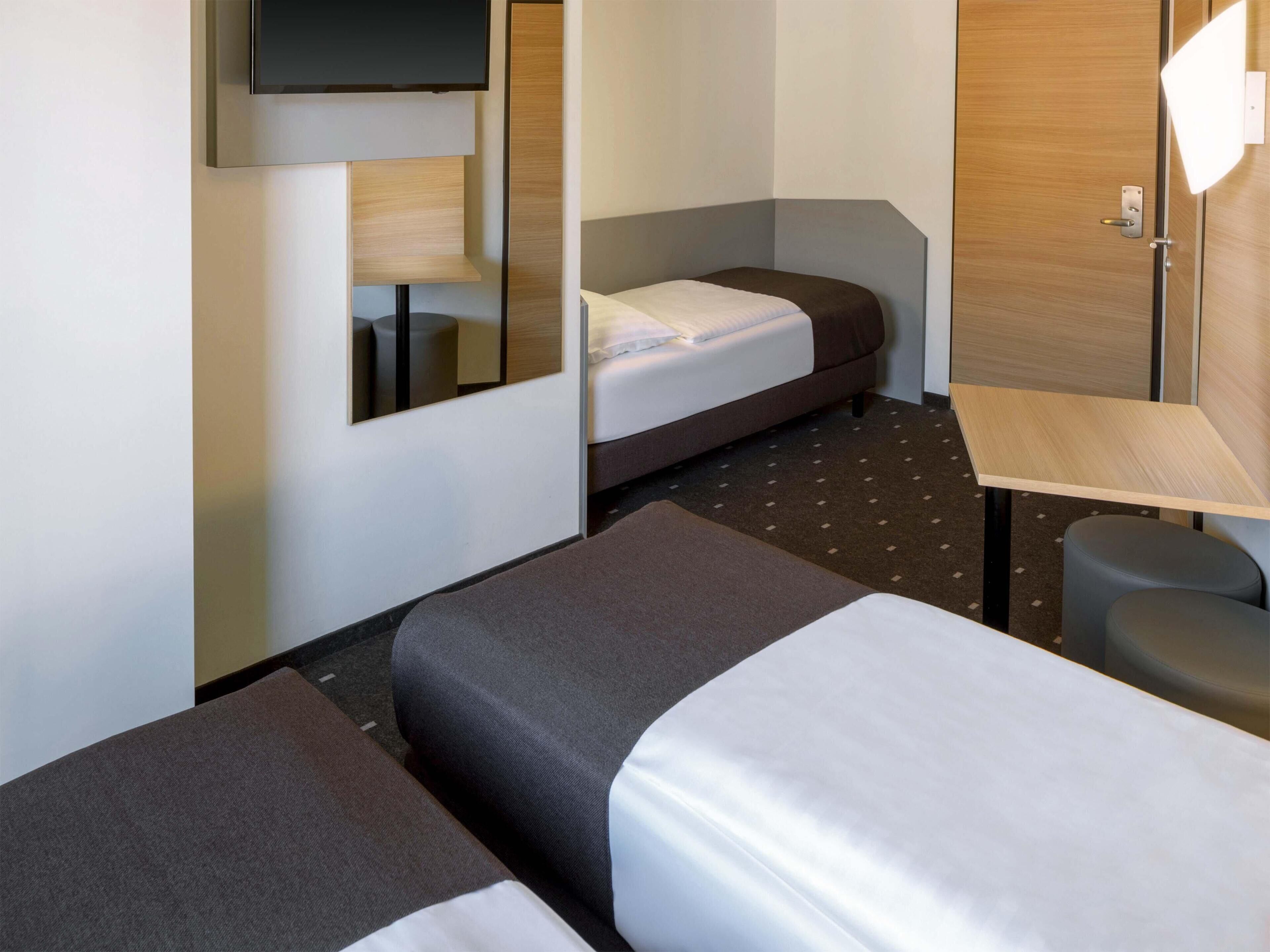 Driepersoonskamer | Een bureau, geluiddichte muren, gratis wifi, beddengoed