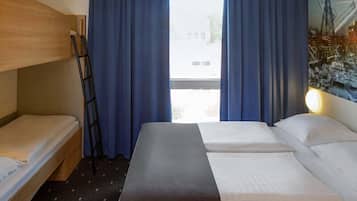 Quadruple Room | Desk, soundproofing, free WiFi, bed sheets
