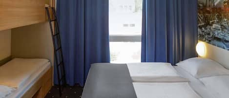 Vierbettzimmer | Schreibtisch, schallisolierte Zimmer, kostenloses WLAN, Bettwäsche