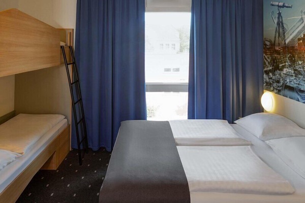 Quadruple Room | Desk, soundproofing, WiFi (free), bed sheets