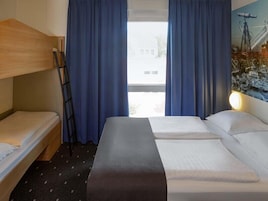 Habitación cuádruple | Escritorio, sistema de insonorización, wifi gratis y ropa de cama