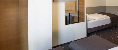 Desk, soundproofing, free WiFi, bed sheets