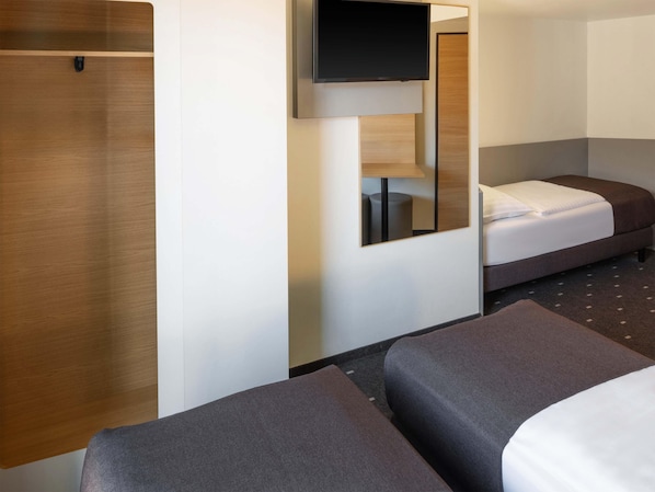 Desk, soundproofing, free WiFi, bed sheets