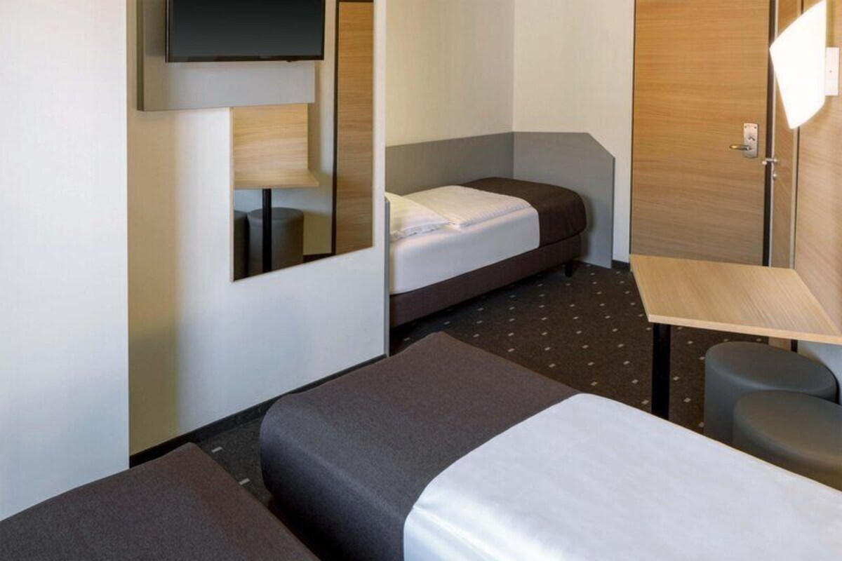 Desk, soundproofing, free WiFi, bed sheets