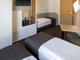 Escrivaninha, quartos à prova de som, Wi-Fi de cortesia, roupa de cama