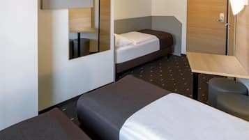Dreibettzimmer | Schreibtisch, schallisolierte Zimmer, kostenloses WLAN, BettwÀsche