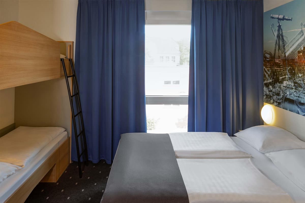 Habitación cuádruple | Escritorio, insonorización, wifi gratis y ropa de cama