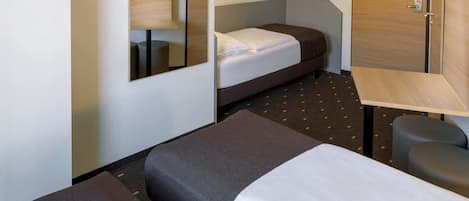 Desk, soundproofing, free WiFi, bed sheets