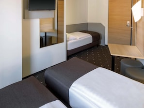 Desk, soundproofing, free WiFi, bed sheets