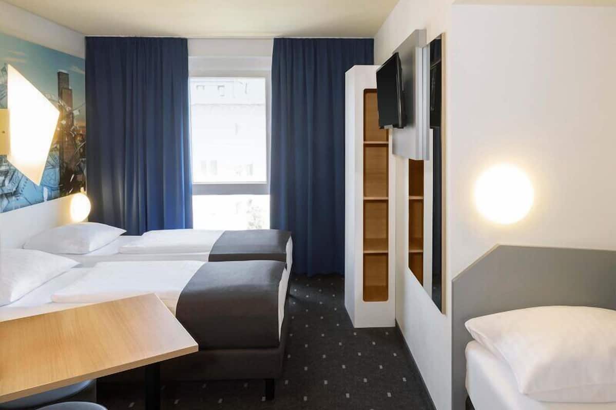 Triple Room | Desk, soundproofing, free WiFi, bed sheets