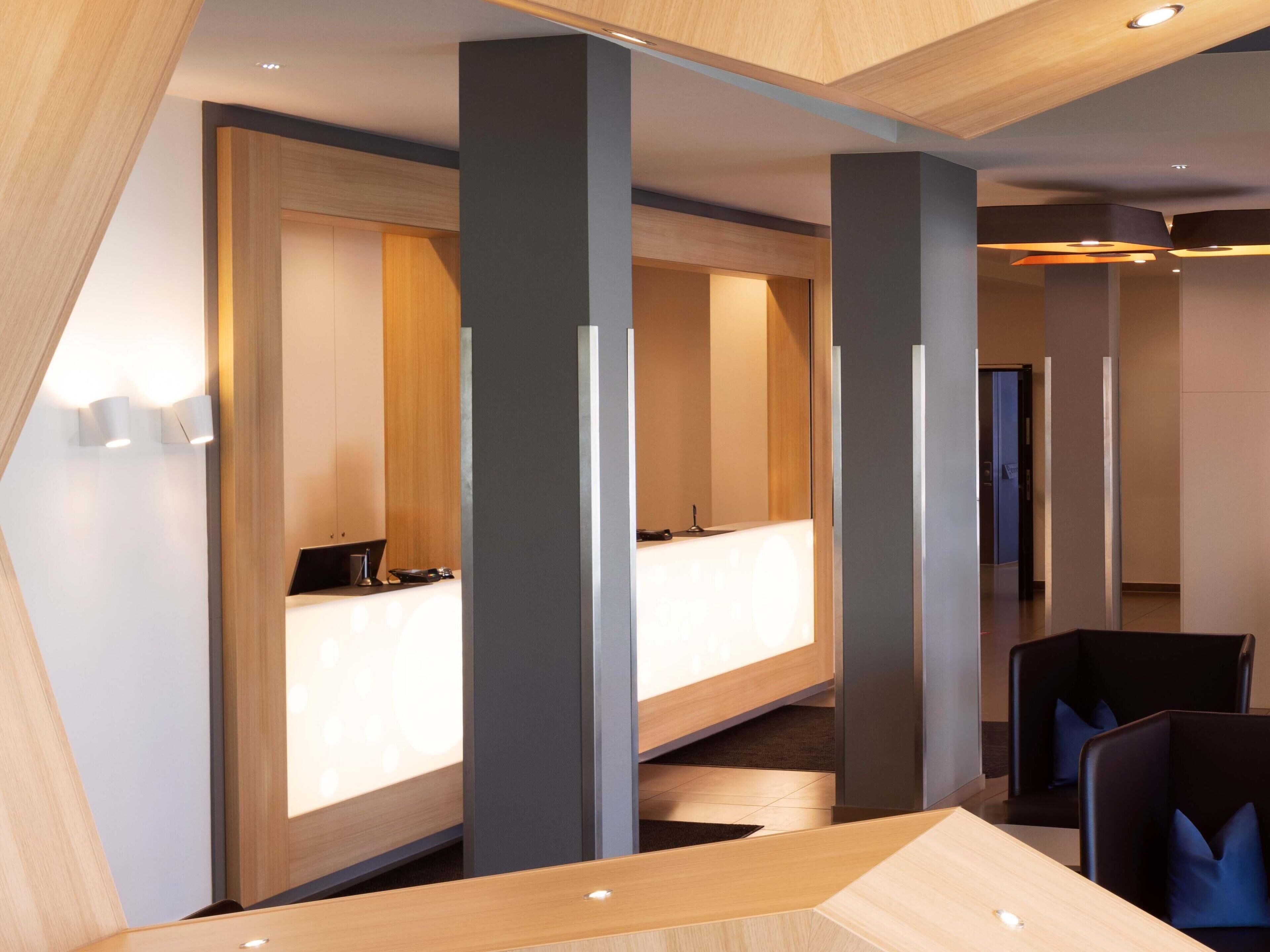 Een bureau, geluiddichte muren, gratis wifi, beddengoed