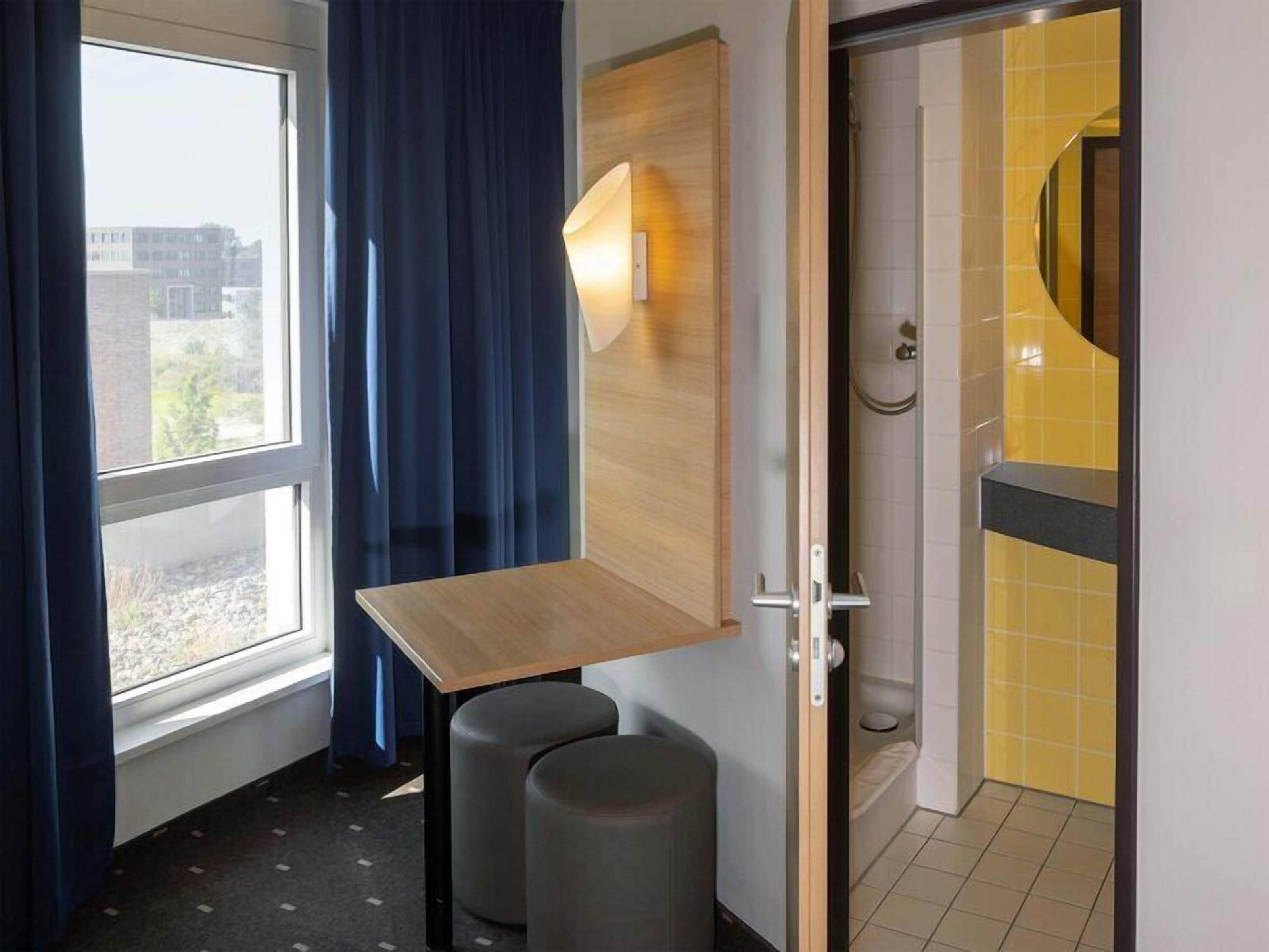 Zweibettzimmer | Badezimmer | Dusche, Haartrockner, Handtücher