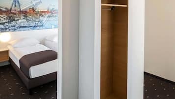 Zweibettzimmer | Schreibtisch, schallisolierte Zimmer, kostenloses WLAN, Bettwäsche