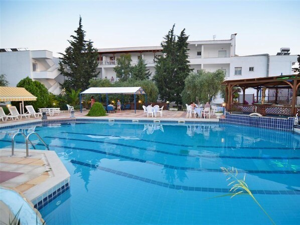 สระว่ายน้ำกลางแจ้ง