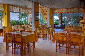 Dining - Astris SUN (Thasos)