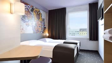 Hypo-allergenic bedding, desk, free WiFi, bed sheets