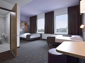 Hypo-allergenic bedding, desk, free WiFi, bed sheets