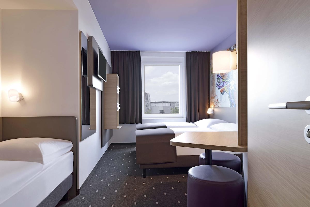 Hypo-allergenic bedding, desk, free WiFi, bed sheets