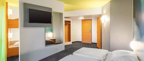 Hypo-allergenic bedding, desk, free WiFi, bed sheets