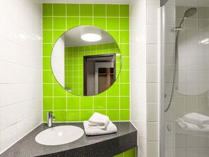 Suihku, hiustenkuivaaja, pyyhkeet, saippua