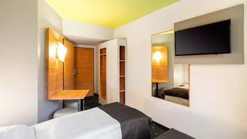 Twin Room | Hypo-allergenic bedding, desk, free WiFi, bed sheets