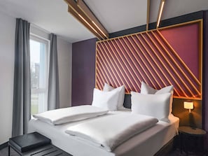 Ropa de cama hipoalergénica, escritorio, wifi gratis y ropa de cama