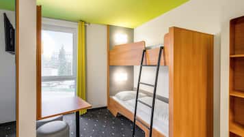 Hypo-allergenic bedding, desk, free WiFi, bed sheets