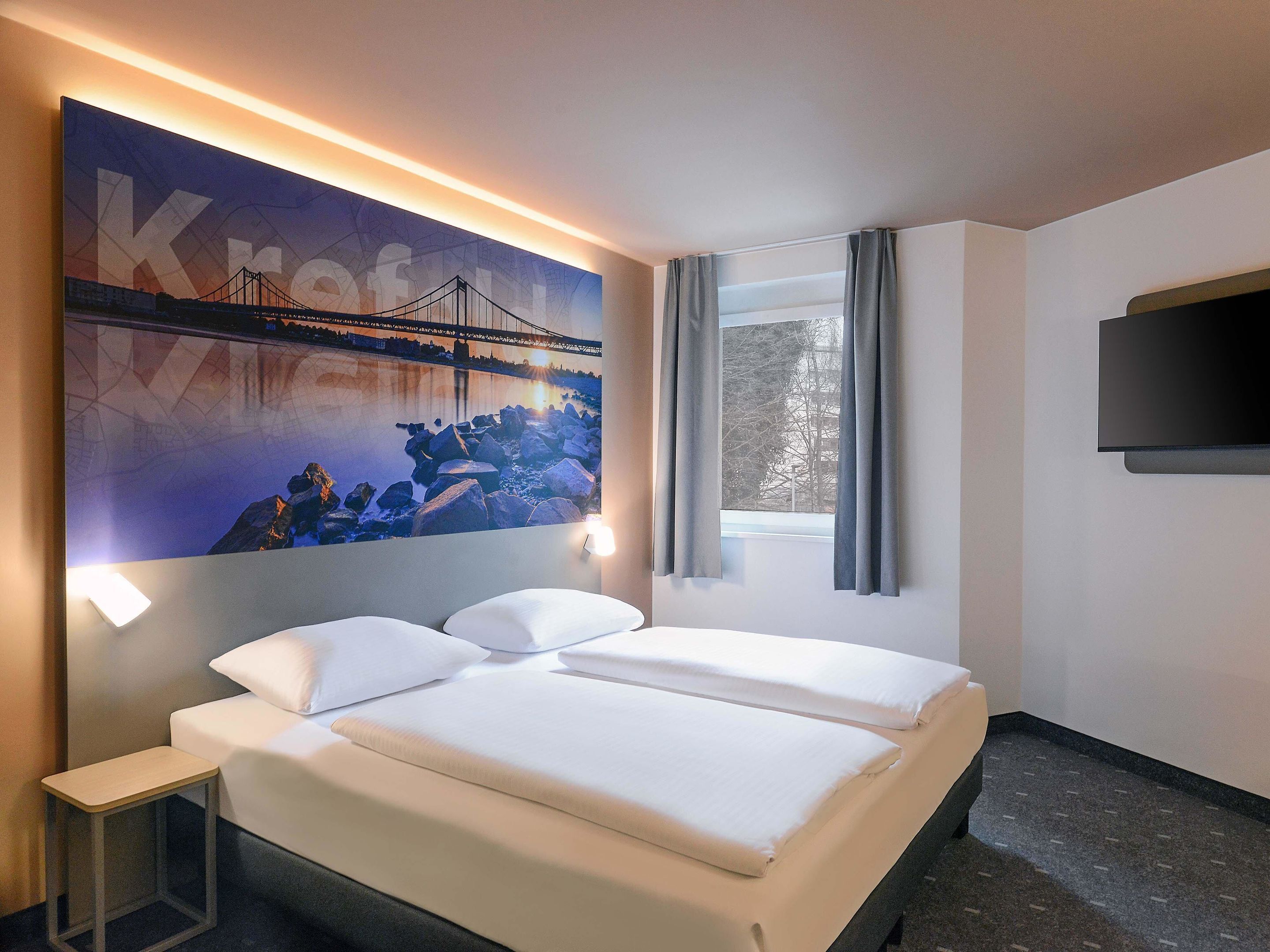 Hypo-allergenic bedding, desk, free WiFi, bed sheets