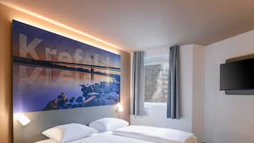 Hypo-allergenic bedding, desk, free WiFi, bed sheets