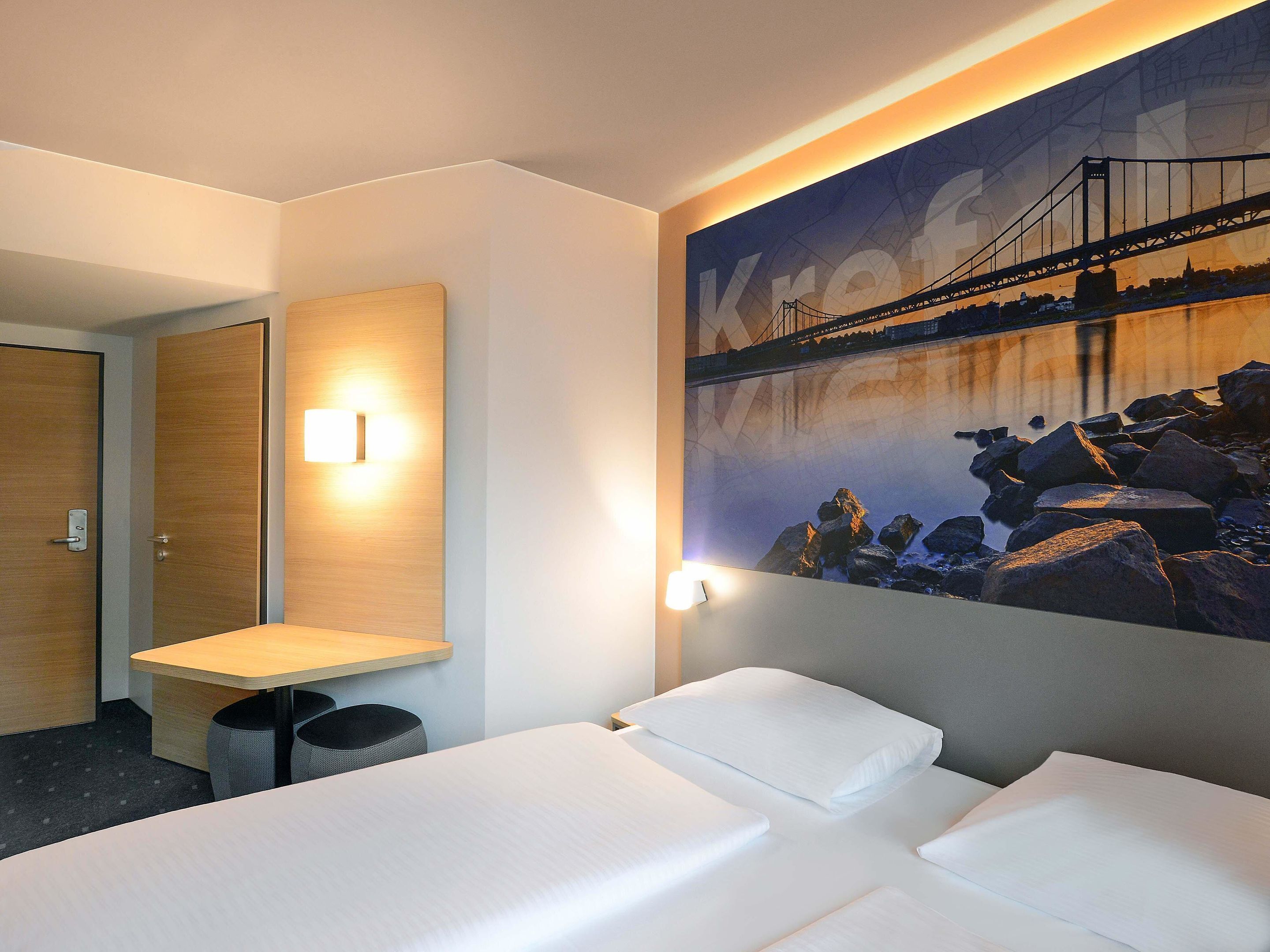 Hypo-allergenic bedding, desk, free WiFi, bed sheets