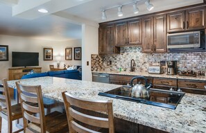 Jääkaappi, mikroaaltouuni, liesi, astianpesukone