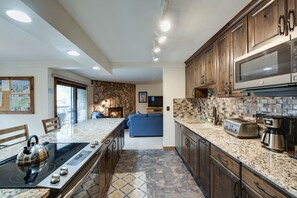 Jääkaappi, mikroaaltouuni, liesi, astianpesukone