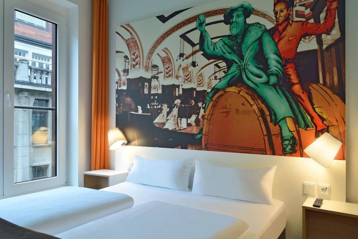 Hypo-allergenic bedding available, desk, soundproofing, WiFi (free)