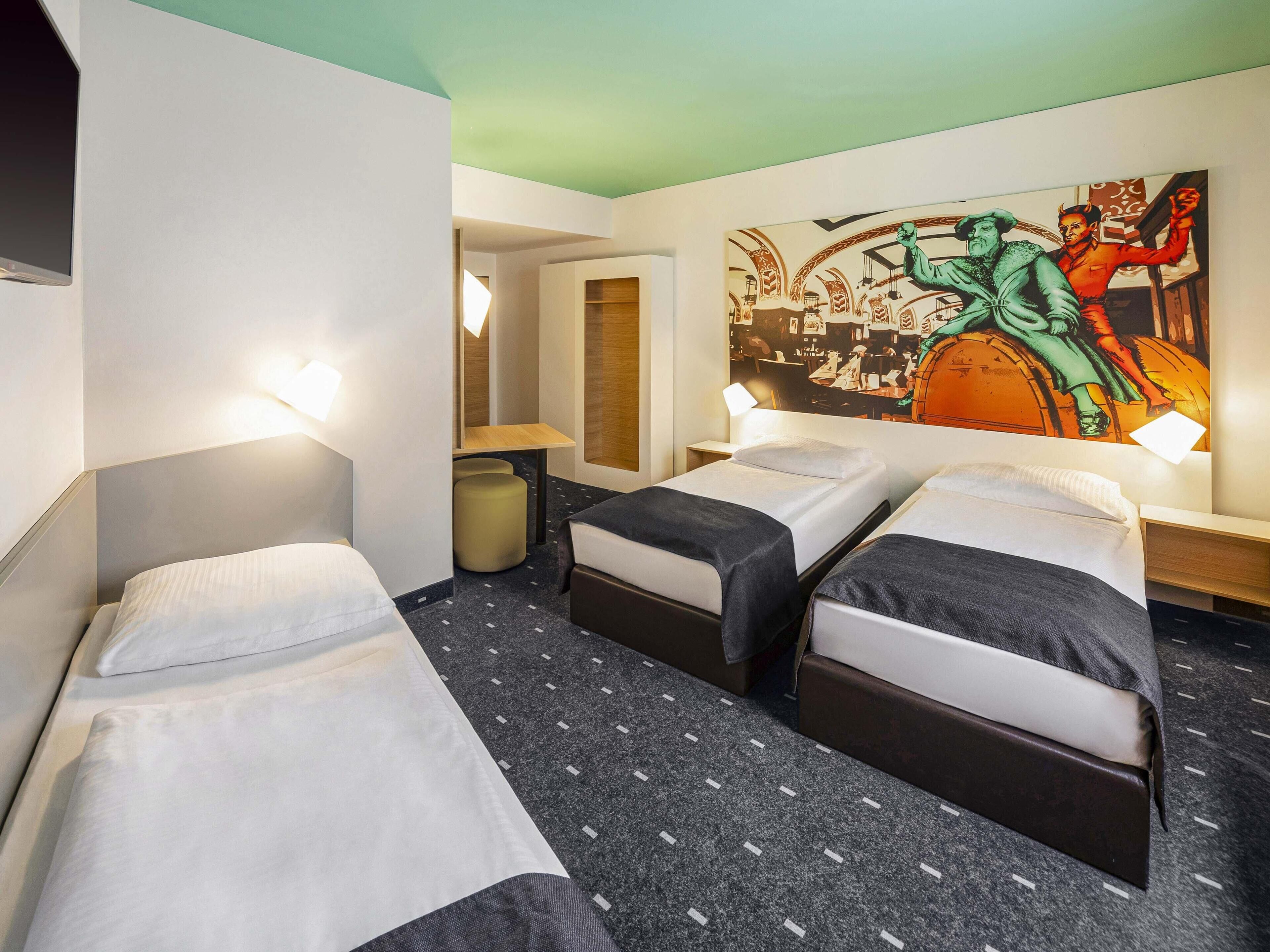 Quarto triplo | Roupas de cama antialérgicas, escrivaninha, quartos à prova de som