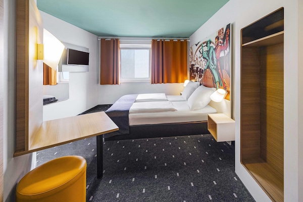 Hypo-allergenic bedding, desk, soundproofing, free WiFi