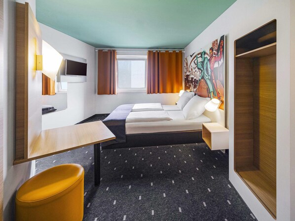 Hypo-allergenic bedding, desk, soundproofing, free WiFi