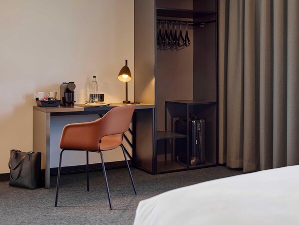 Ropa de cama hipoalergénica, escritorio y sistema de insonorización 