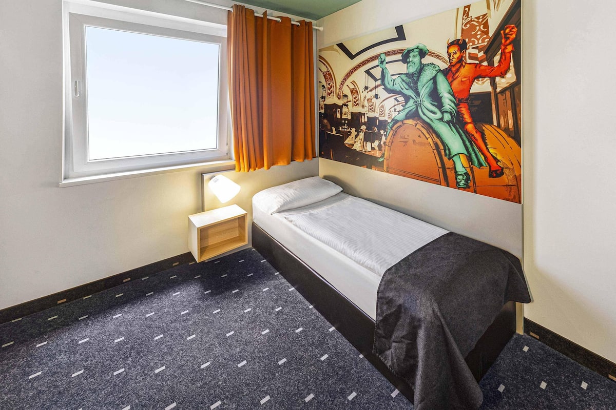 Single Room | Hypo-allergenic bedding, desk, soundproofing, free WiFi