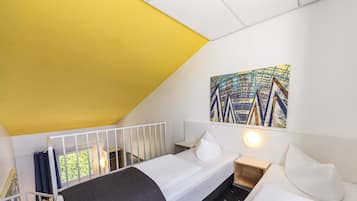 Quadruple Room | Hypo-allergenic bedding, desk, soundproofing, free WiFi