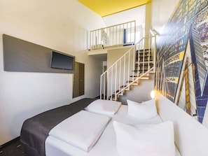 Quadruple Room | Hypo-allergenic bedding, desk, soundproofing, free WiFi - B&B Hotel Leipzig-Nord (Leipzig)
