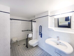 Shower, hair dryer, towels - B&B Hotel Leipzig-Nord (Leipzig)