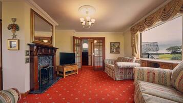 House | Living area | 32-inch flat-screen TV with satellite channels, TV