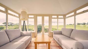 House | Living area | 32-inch flat-screen TV with satellite channels, TV