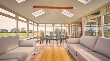 House | Living area | 32-inch flat-screen TV with satellite channels, TV