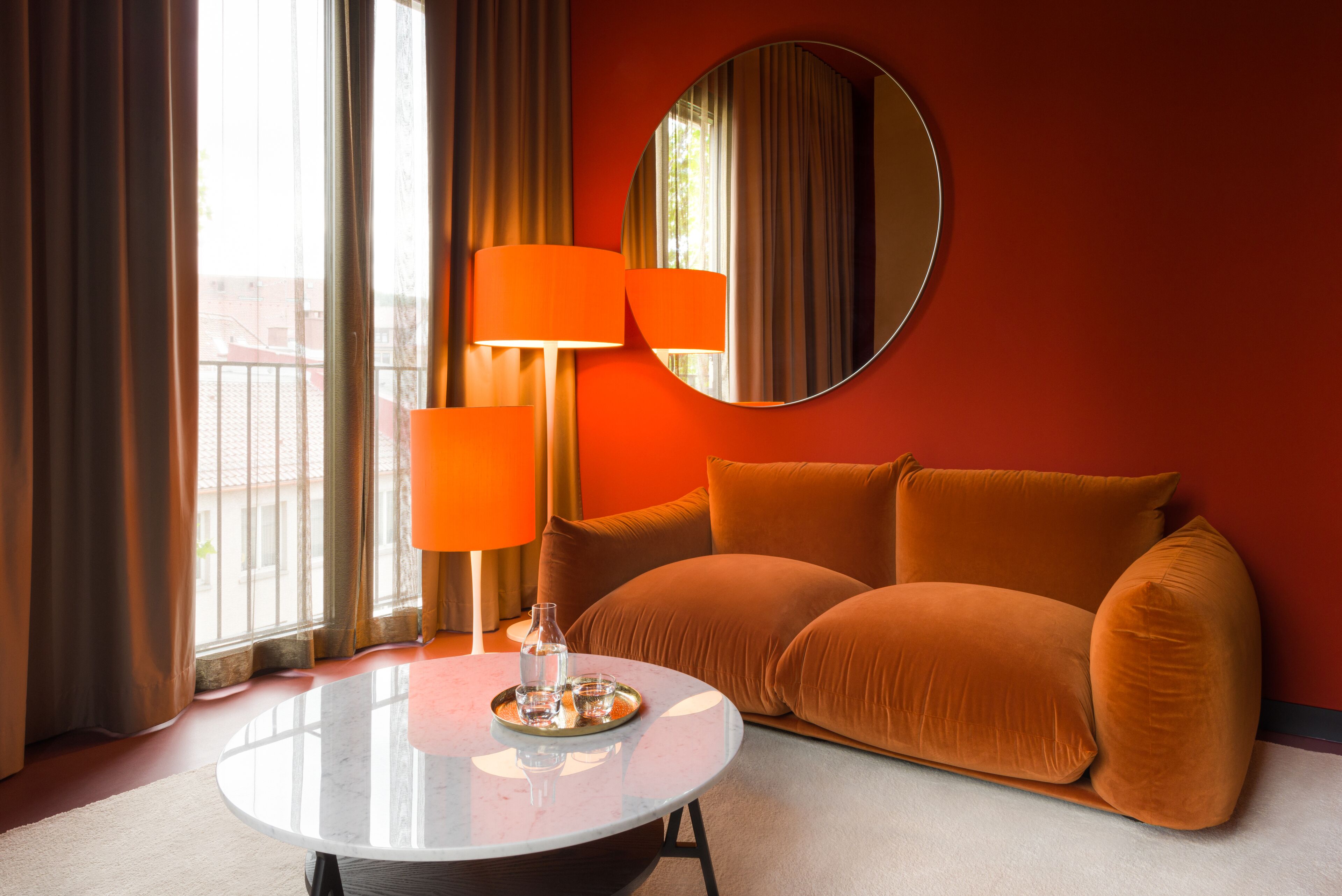 LU Suite | 起居区 | 40-英寸纯平电视（配备卫星频道）、电视、玩具