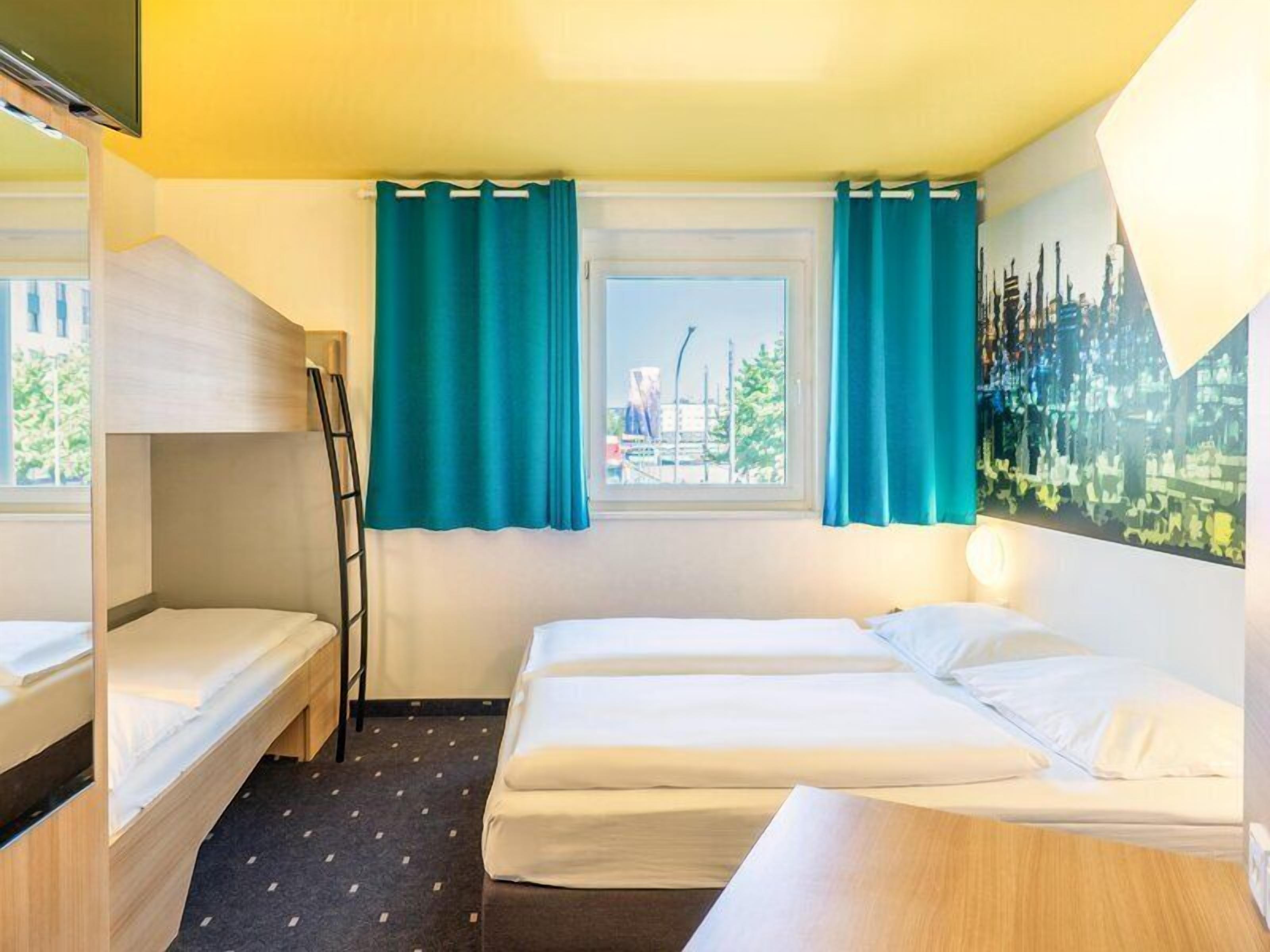 Een bureau, geluiddichte muren, gratis wifi, beddengoed